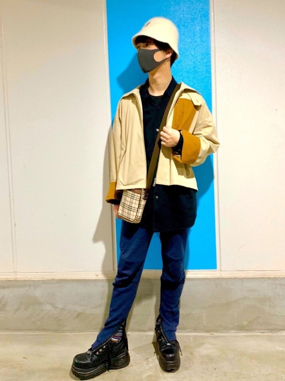ベージュ系のブルゾン、ブラック系のシャツ/ブラウス、パープル系のその他パンツを着用したメンズの春コーディネートの1枚目の写真