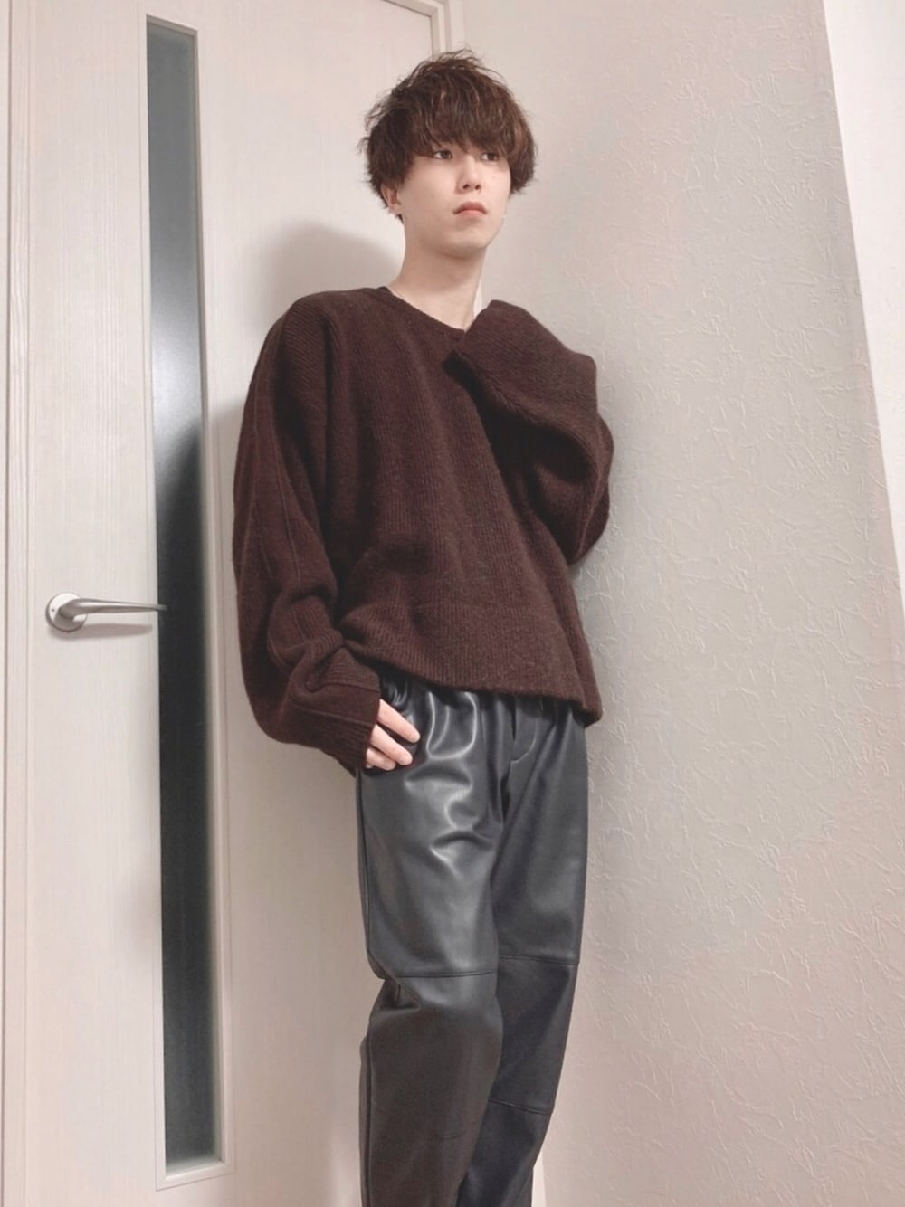 「おうちファッション、お洒落さんとつながりたい、大人カジュアル、ゆるコーデ、いいね、save、フォローお願いします🤑、部屋撮り、相互フォロー、ブラウン、レザー、低身長」｜「YOKEのアイテム（ニット/セーター、ブラウン系）」を使った、たくみさん（メンズ・168cm）の春コーディネートの1枚目の写真