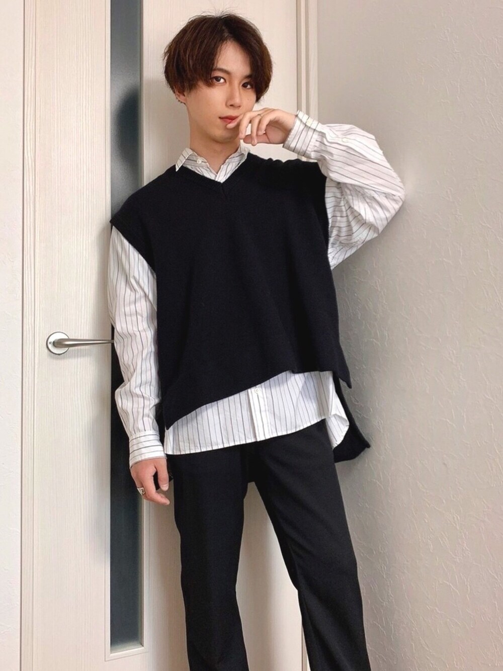 「おうちファッション、お洒落さんとつながりたい、春、春コーデ、低身長、モノトーン、今日のコーデ、相互フォロー、いいね、save、フォローお願いします🤑、フォローミー」｜「steinのアイテム（ベスト、ブラック系）」を使った、たくみさん（メンズ・168cm）の春コーディネートの1枚目の写真