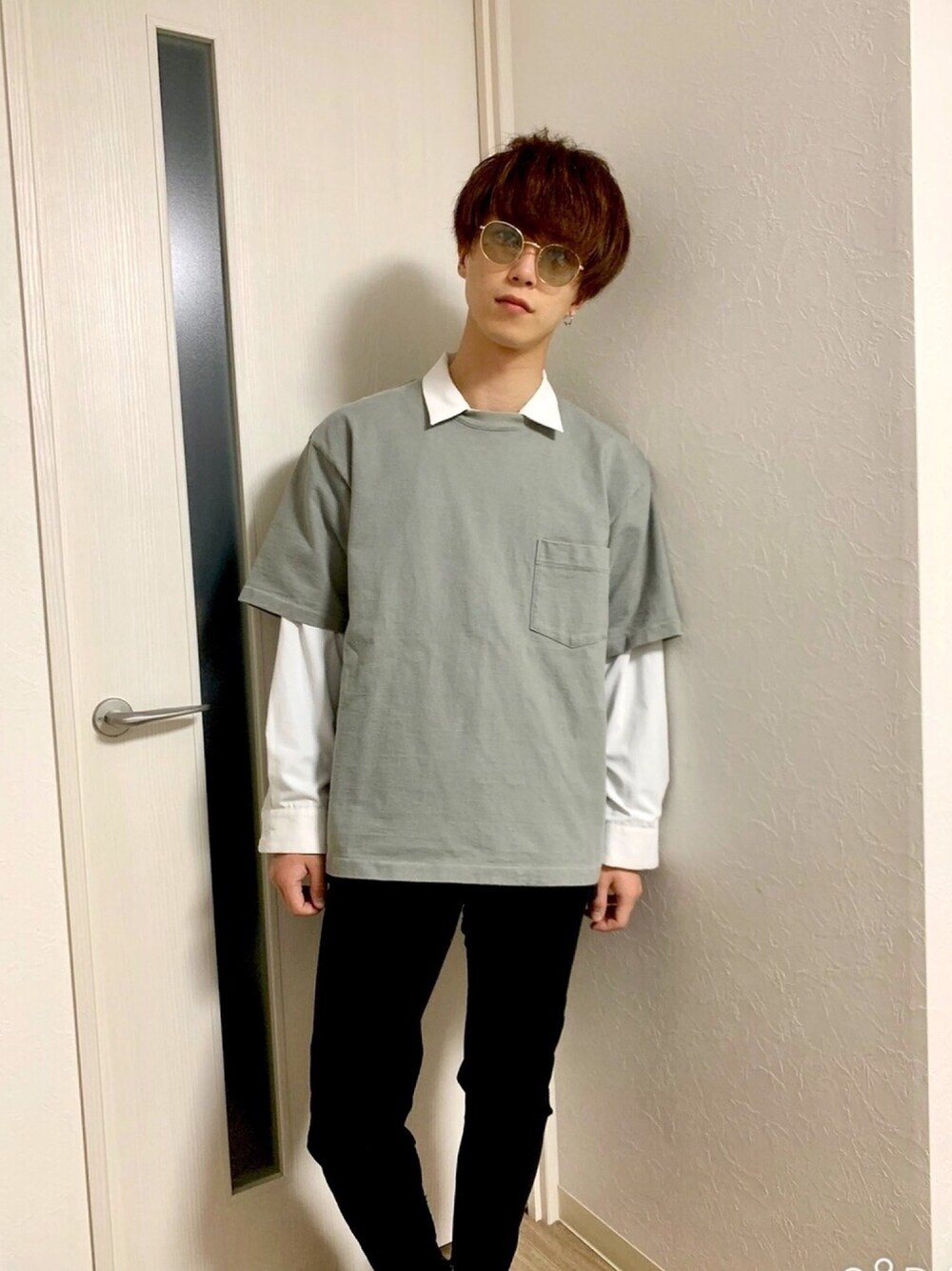 「おしゃれさんと繋がりたい、カジュアルコーデ、Tシャツ、低身長、おうちファッション、レイヤードスタイル、いいね、save、フォローお願いします🤑、大人カジュアル、夏」｜「AURALEEのAURALEE / オーラリー スタンドアップTシャツ（Tシャツ/カットソー、グレー系）」を使った、たくみさん（メンズ・168cm）の春コーディネートの1枚目の写真