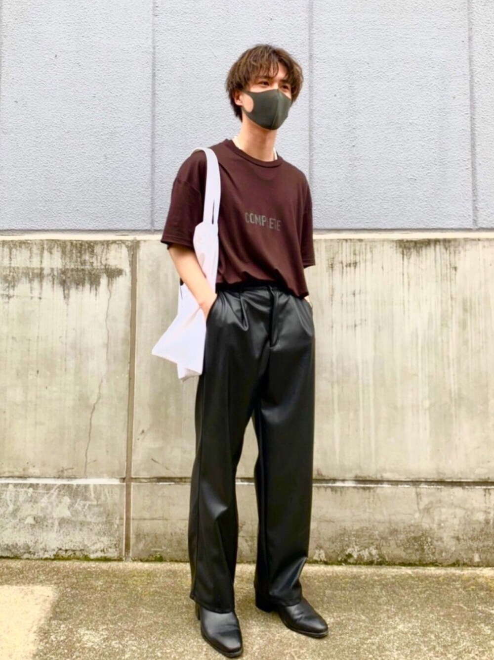 「シンプル、おしゃれさんと繋がりたい、ラフ、夏、モノトーン、GU、オーバーサイズ、ゆるコーデ、オトナカジュアル、きれいめカジュアル」｜「steinのアイテム（Tシャツ/カットソー、ブラウン系）」を使った、たくみさん（メンズ・168cm）の春コーディネートの1枚目の写真