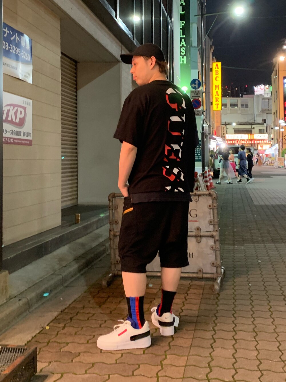 「ROYAL FLASH、ROYAL FLASH ueno、ストリート、スニーカー、NIKE、オーバーサイズ」｜「FR(13)NDSのFR(13)NDS /フレンズ/コブラバックルキャップ（キャップ、ブラック系）」を使った、Koutaro Makitaさん（メンズ・170cm）の夏コーディネートの1枚目の写真