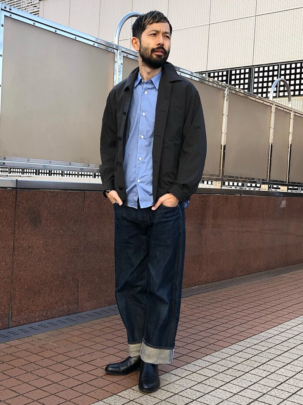 ブルー系のシャツ/ブラウス、グレー系のブルゾンを着用したメンズの春コーディネートの1枚目の写真