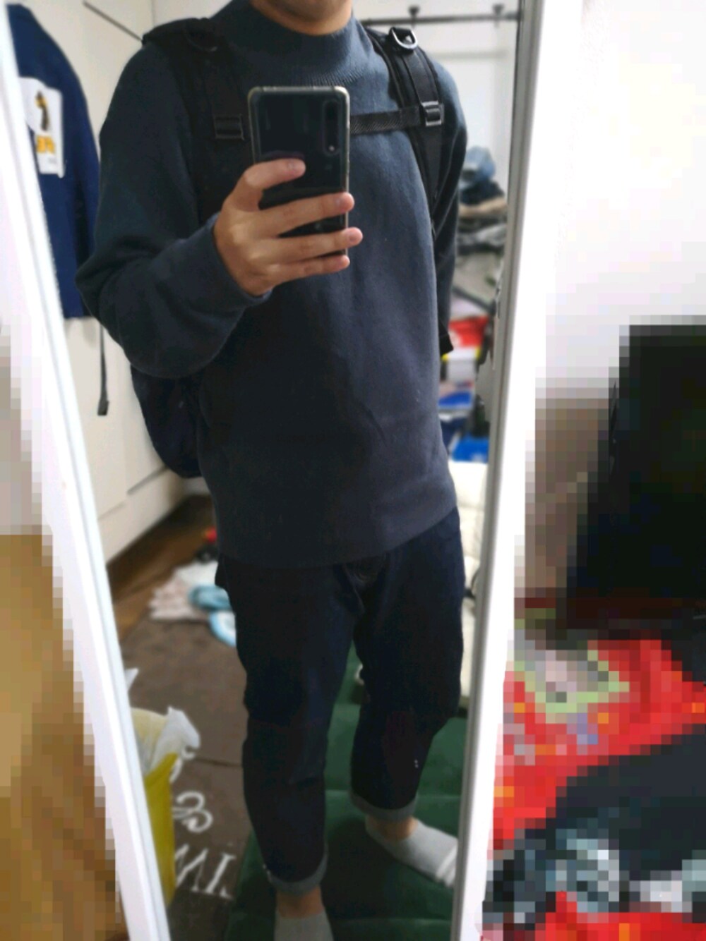 ブルー系のニット/セーター、ブルー系のデニムパンツを着用したメンズの秋コーディネートの1枚目の写真