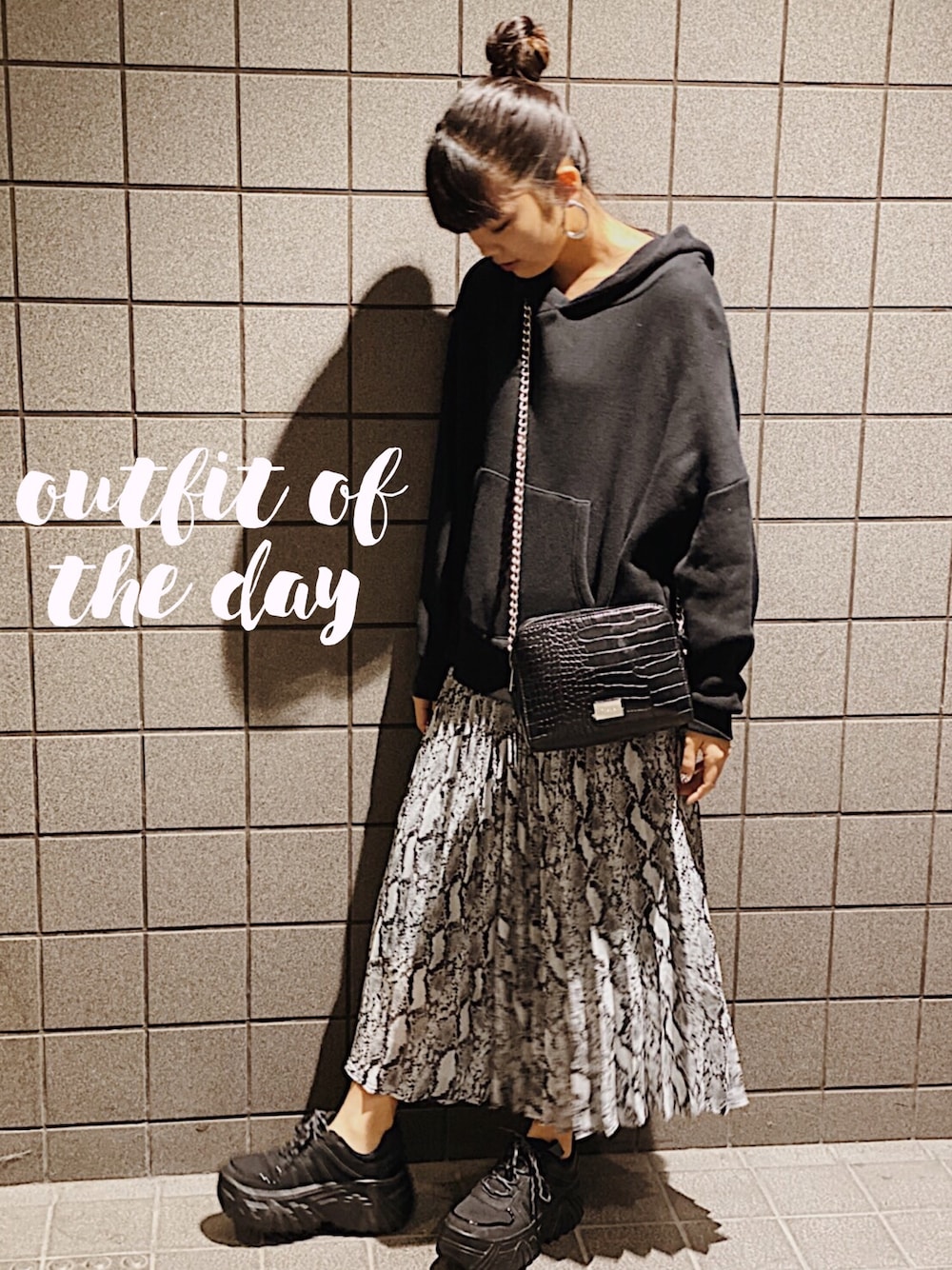 「ootd」｜「AZUL by moussyのSIDE SLIT LAZY HOODIE/サイドスリットレイジーフーディパーカー（スウェット素材）（パーカー、ブラック系）」を使った、HINAさん（レディース・160cm）の秋コーディネートの1枚目の写真