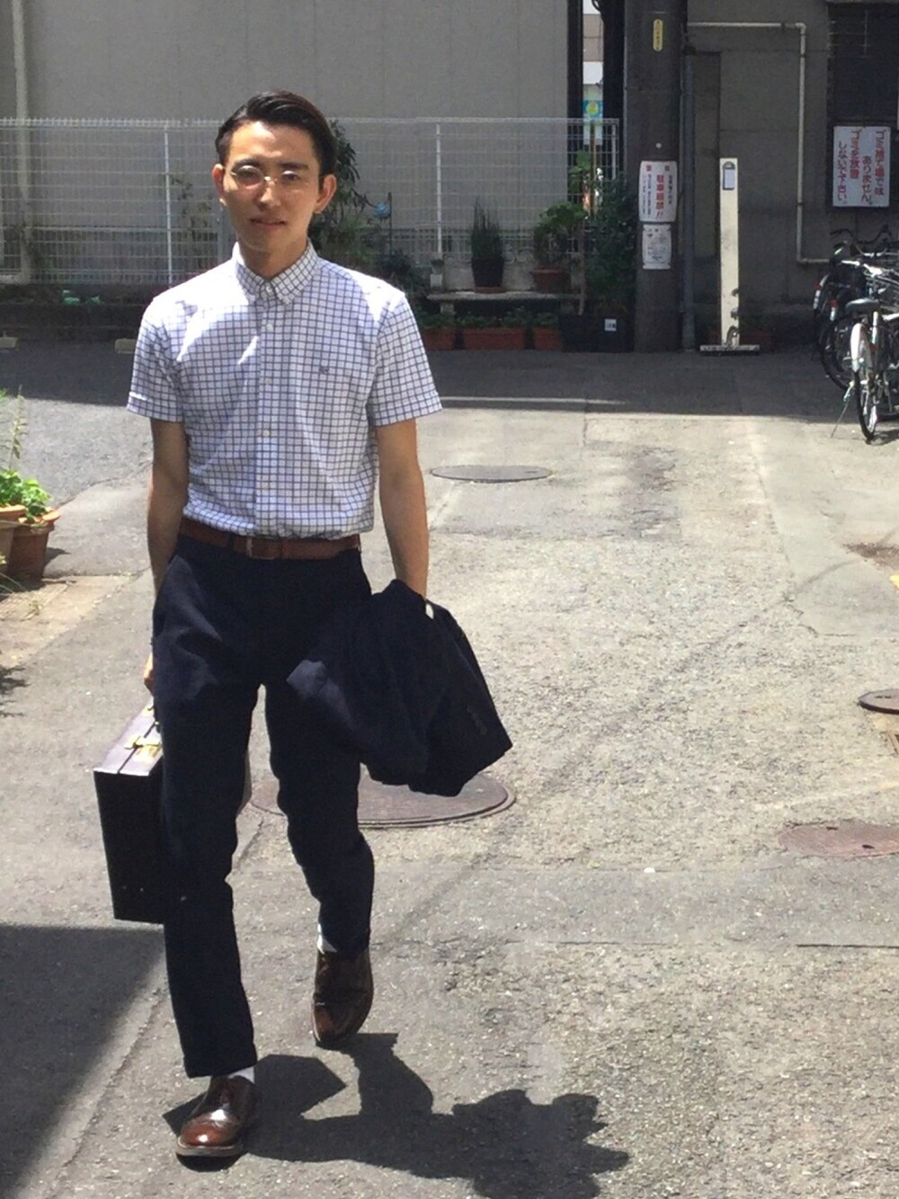 「セットアップ、スラックス、LACOSTE、タックイン、きれいめカジュアル、シンプルコーデ、シャツスタイル、カジュアルコーデ、スーツスタイル、クールビズ」｜「LACOSTEのアイテム（シャツ/ブラウス、ホワイト系）」を使った、yossyさん（メンズ・176cm）の夏コーディネートの1枚目の写真