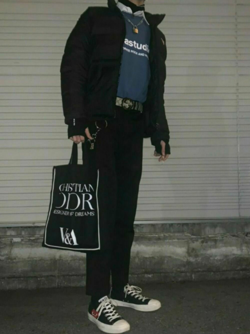 「ESCstudios、VIVASTUDIO、COMME des GARCONS、christian dior、shiyoh、韓国ファッション、韓国ブランド、韓国、ストリート、スラックス」｜「VIVASTUDIOのオリジナルロゴ クルーネックトレーナー/スウェット（スウェット、ブルー系）」を使った、타카히로さん（メンズ・180cm）の春コーディネートの1枚目の写真