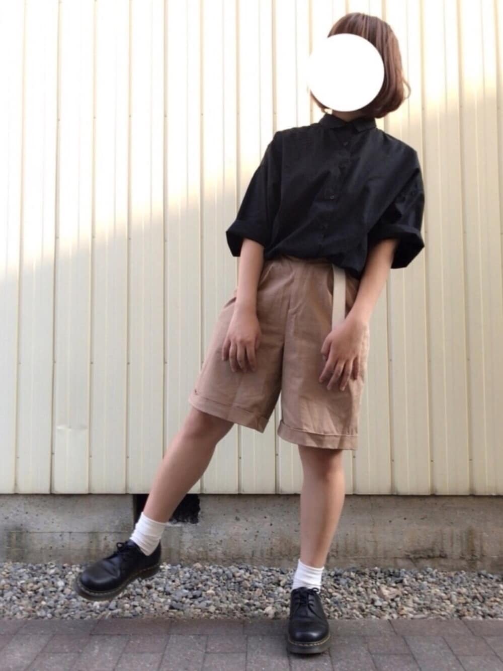 「シンプルコーデ、プチプラコーデ、ゆるコーデ、メンズライク、outfit、ハーフパンツ、GU、Dr.Martens、ベージュ、ブラック」｜「GUのアイテム（トップス、ブラック系）」を使った、ä m i さん（レディース・162cm）の夏コーディネートの1枚目の写真