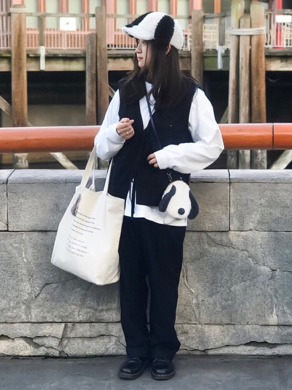 「パンツスタイル、モノトーン、ブラック、スヌーピー、ユニバ、ゆるコーデ、ベスト、レイヤードスタイル」｜「MERLOTのフロントリボンワークジャケットベスト3096（ベスト、ブラック系）」を使った、ä m i さん（レディース・162cm）の春コーディネートの1枚目の写真
