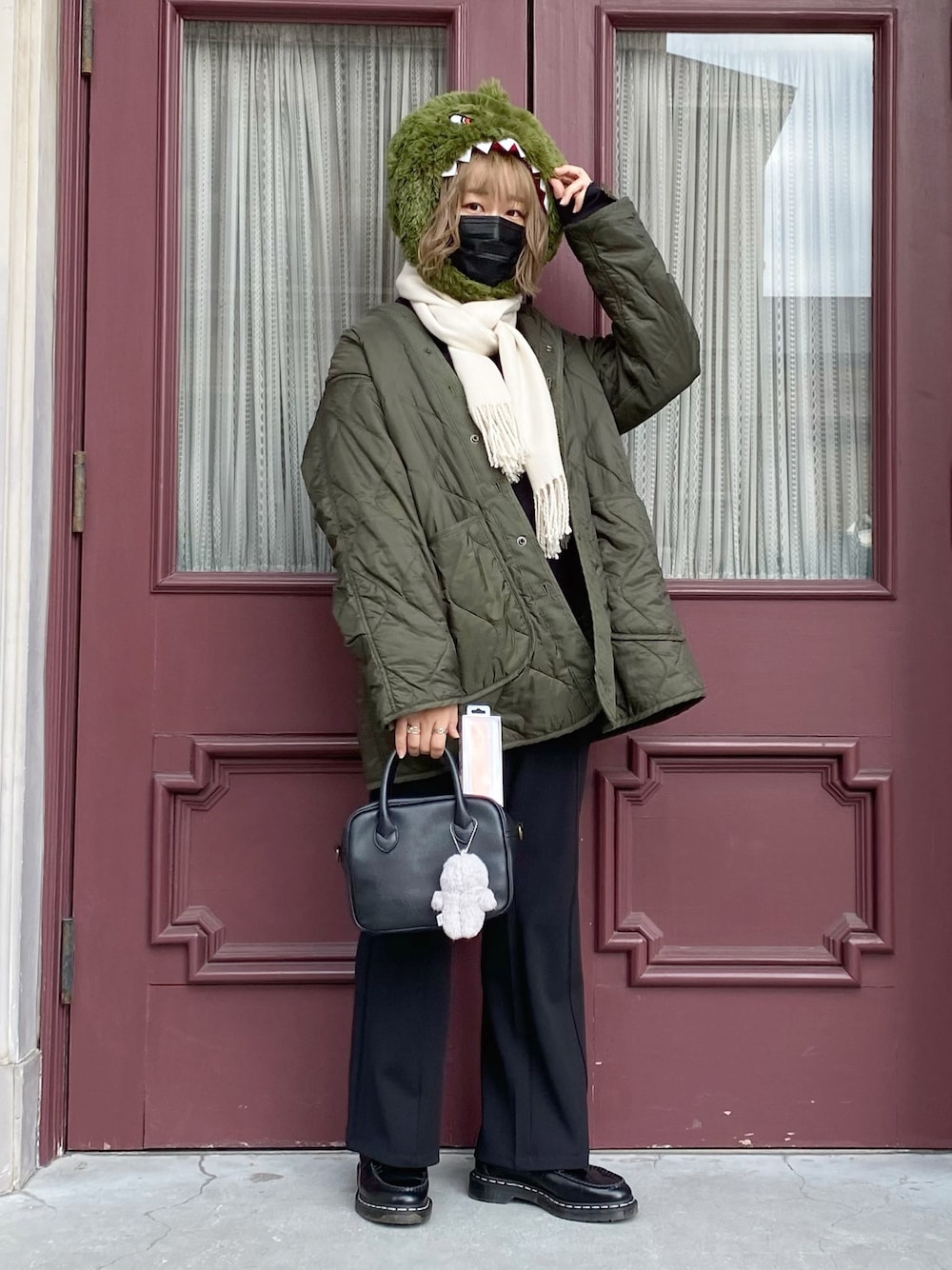 「パンツスタイル、UNIQLO、ユニバ、USJ、キルティング、カーキ、オトナカジュアル、きれいめカジュアル」｜「Samansa Mos2のノーカラー3wayモッズコート（モッズコート、グリーン系）」を使った、ä m i さん（レディース・162cm）の春コーディネートの1枚目の写真
