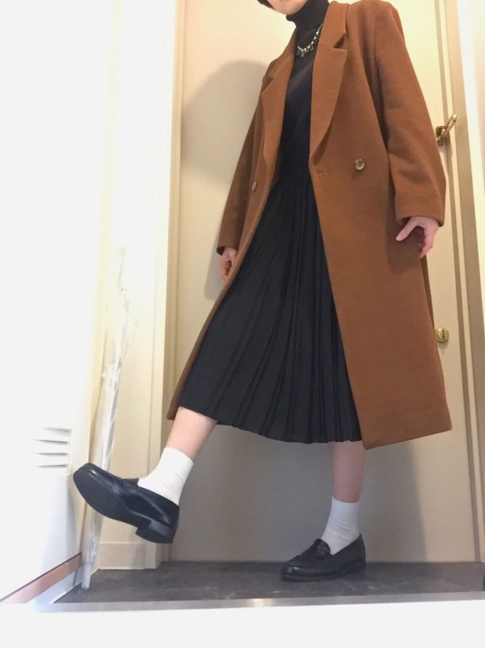 「チェスターコート、ローファー、プリーツスカート、黒、タートルネック、タートルネックニット、ローファー×靴下、ユニクロ、古着、デート」｜「UNIQLOのアイテム（スカート、ブラック系）」を使った、YUKIOさん（レディース・166cm）の冬コーディネートの1枚目の写真