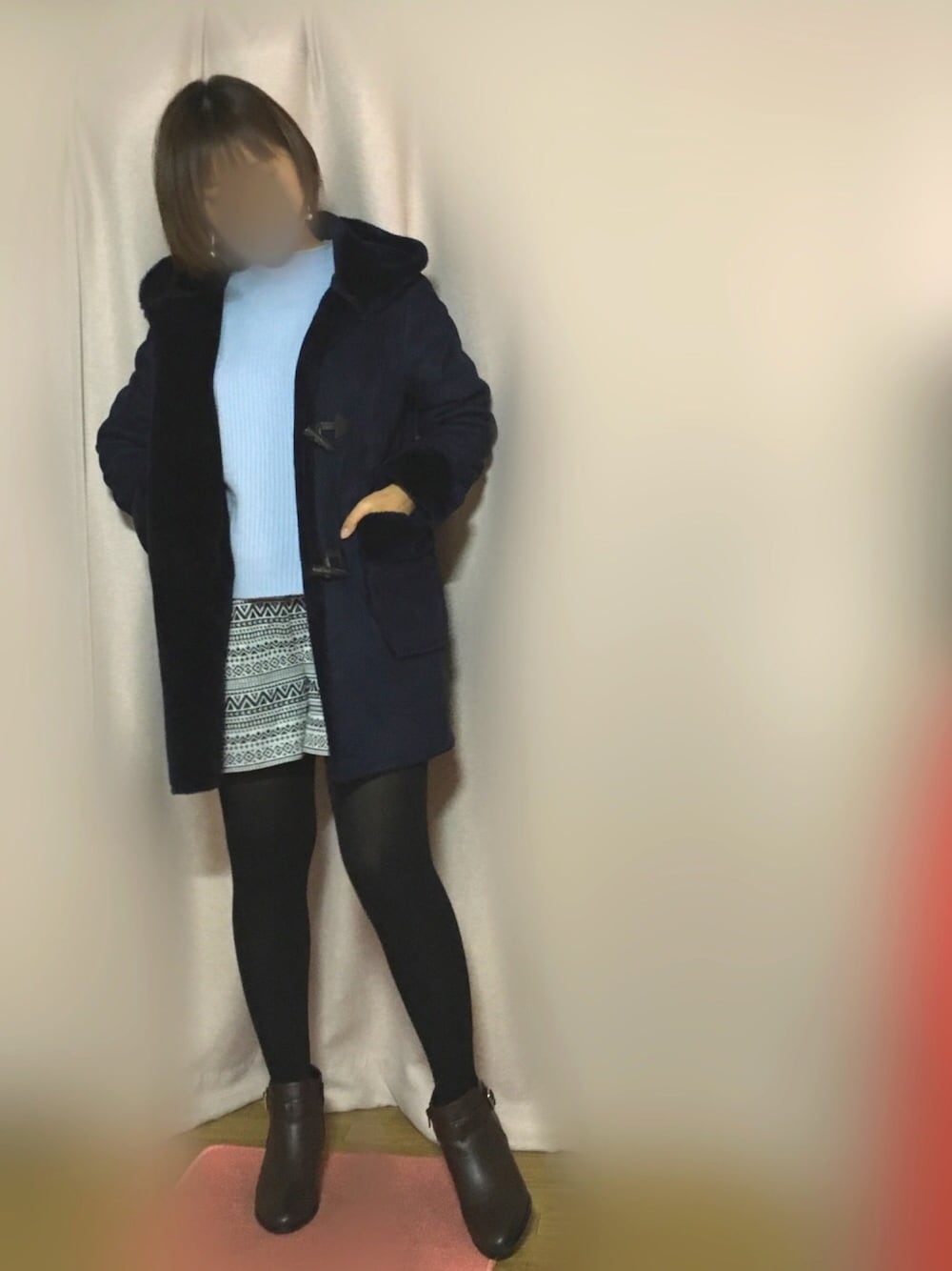 ブラウン系のブーツ、ブラック系のパンツ、ブルー系のニット/セーターを着用したレディースの冬コーディネートの1枚目の写真