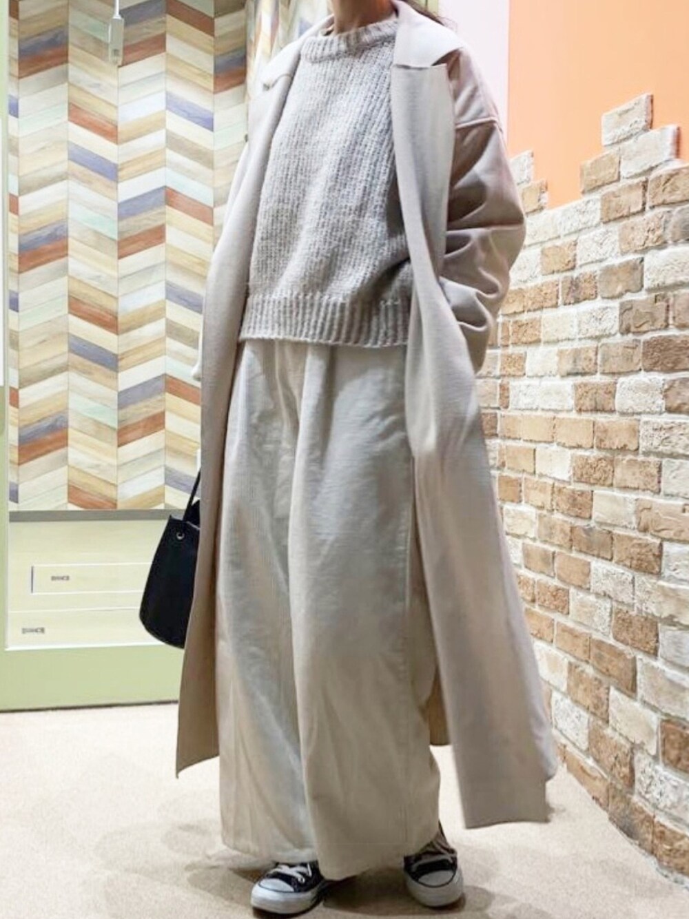 「大人カジュアル、オーバーサイズ、大人コーデ、ホワイト、パンツスタイル、バンツ、スニーカー、ワントーンコーデ、corners、ニット」｜「CORNERSのダブルフェイスサイドスリットオーバーサイズロングコート（チェスターコート、ホワイト系）」を使った、kuririnさん（レディース・159cm）の冬コーディネートの1枚目の写真