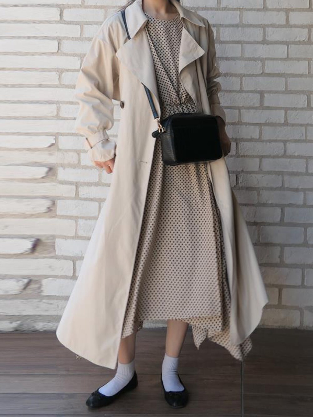 「春コーデ、大人カジュアル、シンプル、ビッグシルエット、春、ワンピース、トレンチコート、corners、アイボリー、大人コーデ」｜「CORNERSのクロコスクエアショルダーバッグ（ショルダーバッグ、ブラック系）」を使った、kuririnさん（レディース・159cm）の冬コーディネートの1枚目の写真