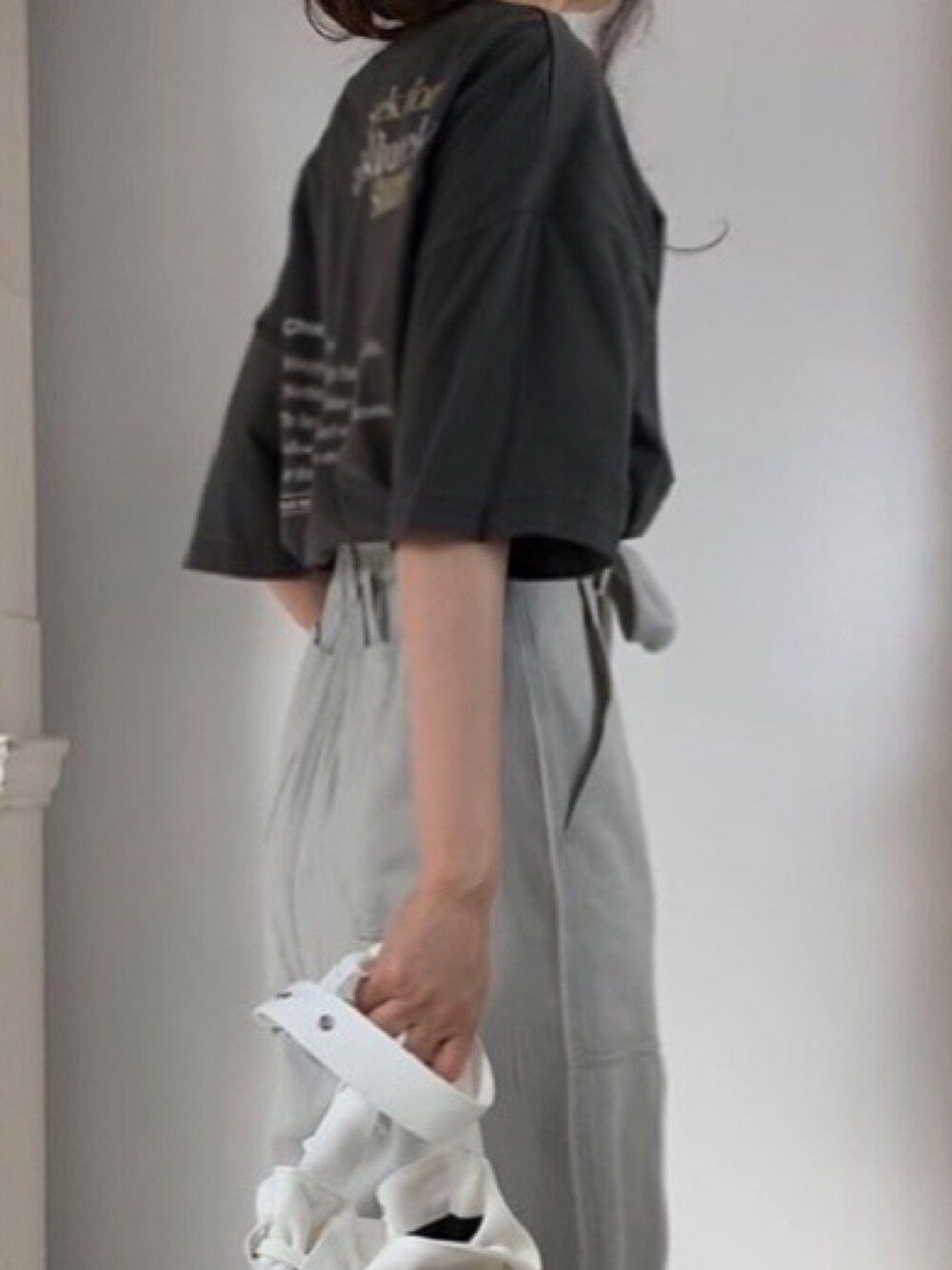 ブラック系のTシャツ/カットソー、グレー系のその他パンツ、ホワイト系のトートバッグを着用したレディースの夏コーディネートの1枚目の写真
