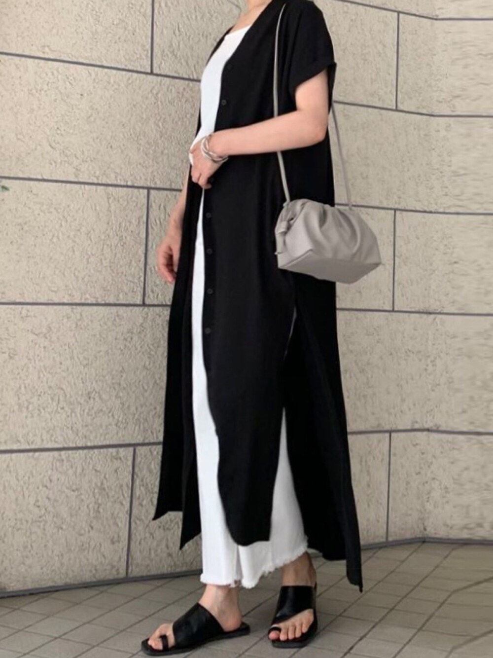 「大人カジュアル、休日スタイル、楽チンコーデ、着回しコーデ、ホワイト、パンツスタイル、レイヤードスタイル、シャツワンピ、corners、新作」｜「SENSE OF PLACE by URBAN RESEARCHの【ランドネ掲載】トウリングフラットサンダル（サンダル、ブラック系）」を使った、kuririnさん（レディース・159cm）の夏コーディネートの1枚目の写真