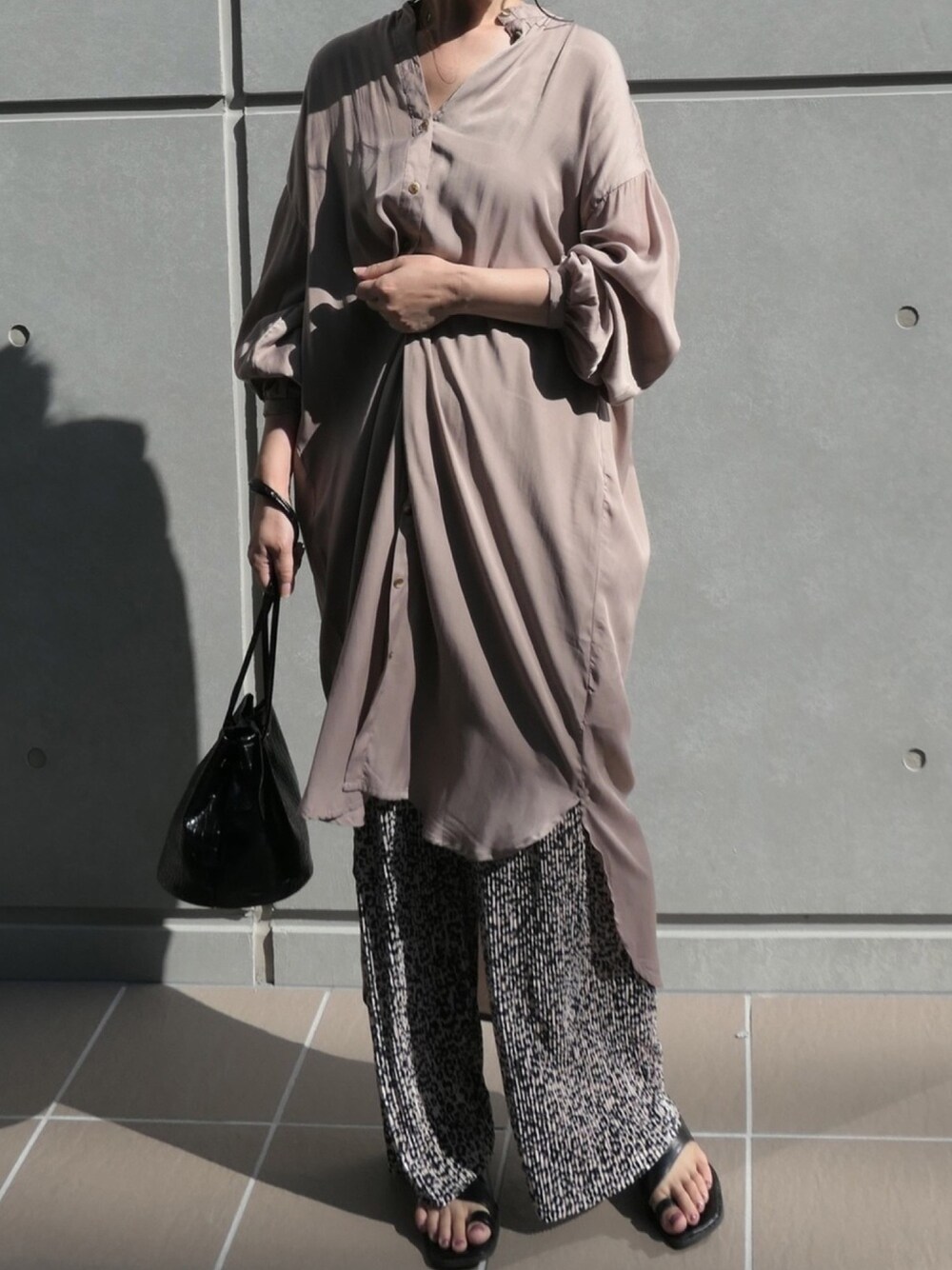 ベージュ系のシャツワンピース、ベージュ系のその他パンツ、その他のハンドバッグを着用したレディースの夏コーディネートの1枚目の写真