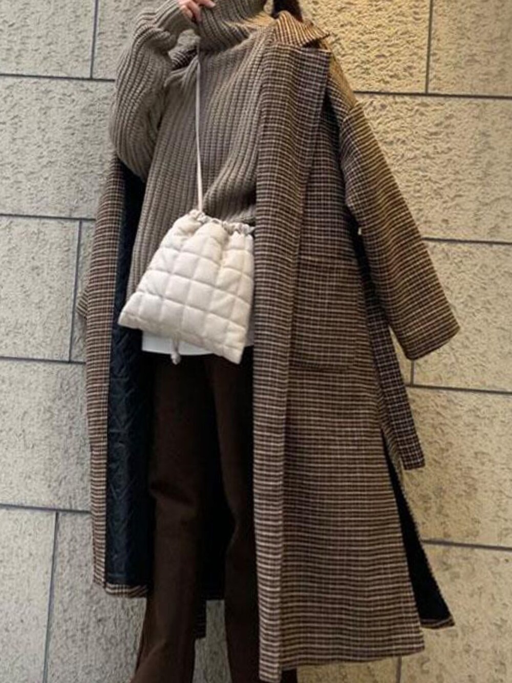 「冬、ロングコート、チェック、オーバーサイズ、ブラウン、パンツスタイル、ニット、コラボ、corners、ニットコーデ」｜「CORNERSの【WEARISTA nicoさん×CORNERSコラボ】チェックサイドスリットロングコート（チェスターコート、ブラウン系）」を使った、kuririnさん（レディース・159cm）の冬コーディネートの1枚目の写真