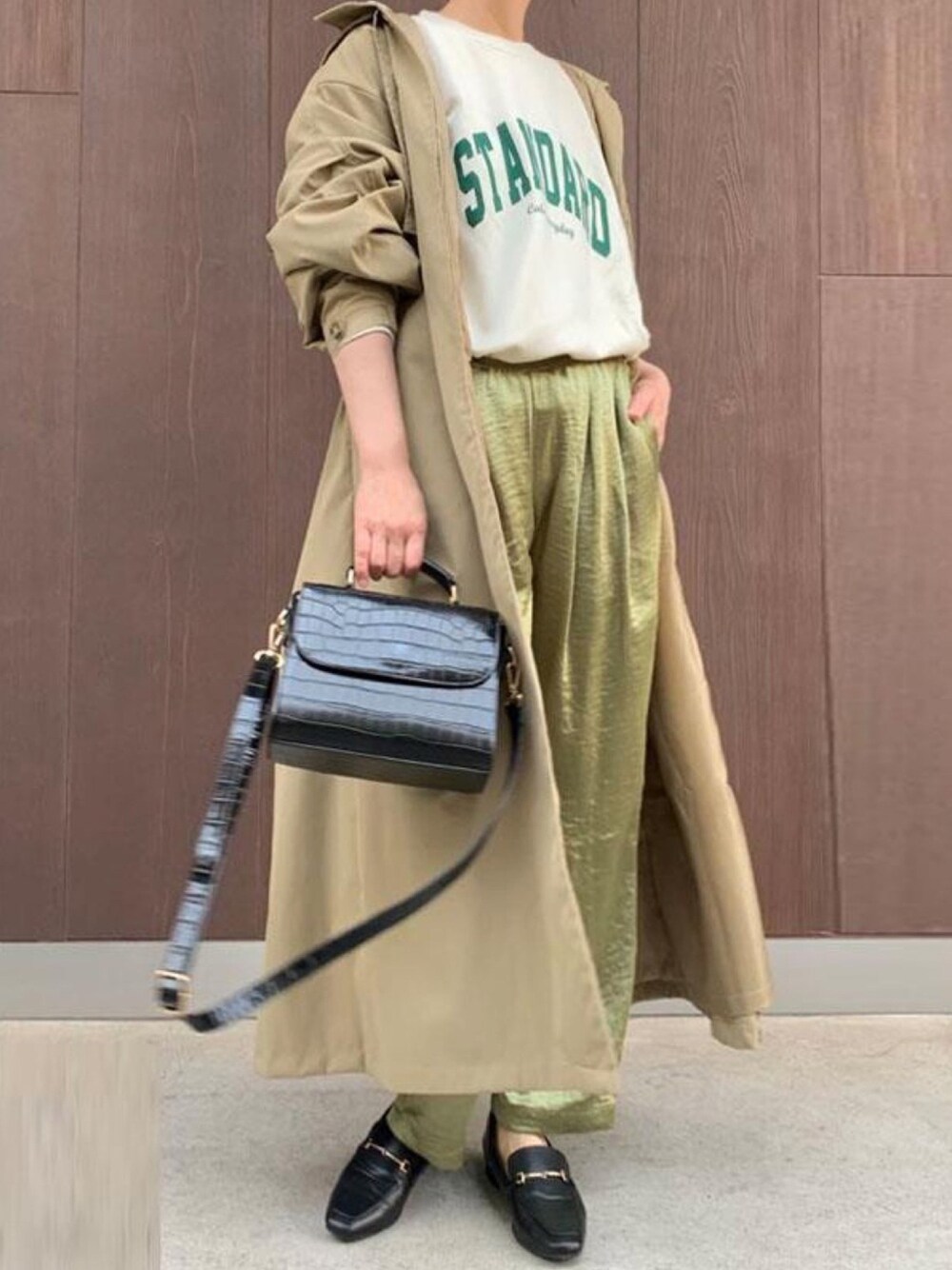 「ラクチンコーデ、春カラー、ラフ、オトナ女子、カレッジ、サテンパンツ、トレンチコート、オーバーサイズ、カーキ、corners」｜「CORNERSのボリュームスリーブフライヨークステンカラーコート（ステンカラーコート、グリーン系）」を使った、kuririnさん（レディース・159cm）の春コーディネートの1枚目の写真