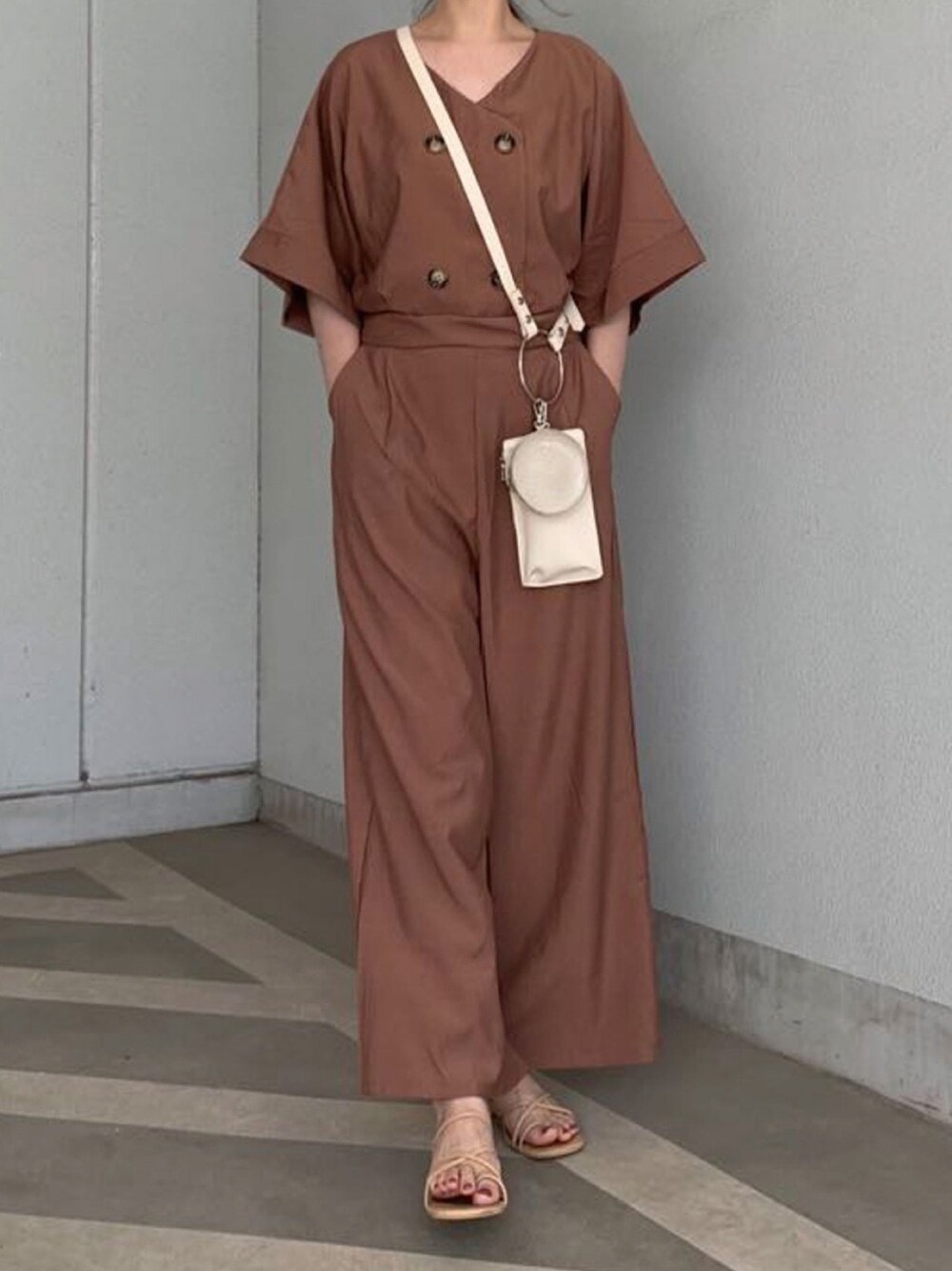 「カジュアル、夏、大人カジュアル、オールインワン、ブラウン、楽チンコーデ、ショルダーバッグ、ゆったりコーデ、corners、大人コーデ」｜「CORNERSのダブルボタンドルマンオールインワン（サロペット/オーバーオール、ブラウン系）」を使った、kuririnさん（レディース・159cm）の夏コーディネートの1枚目の写真