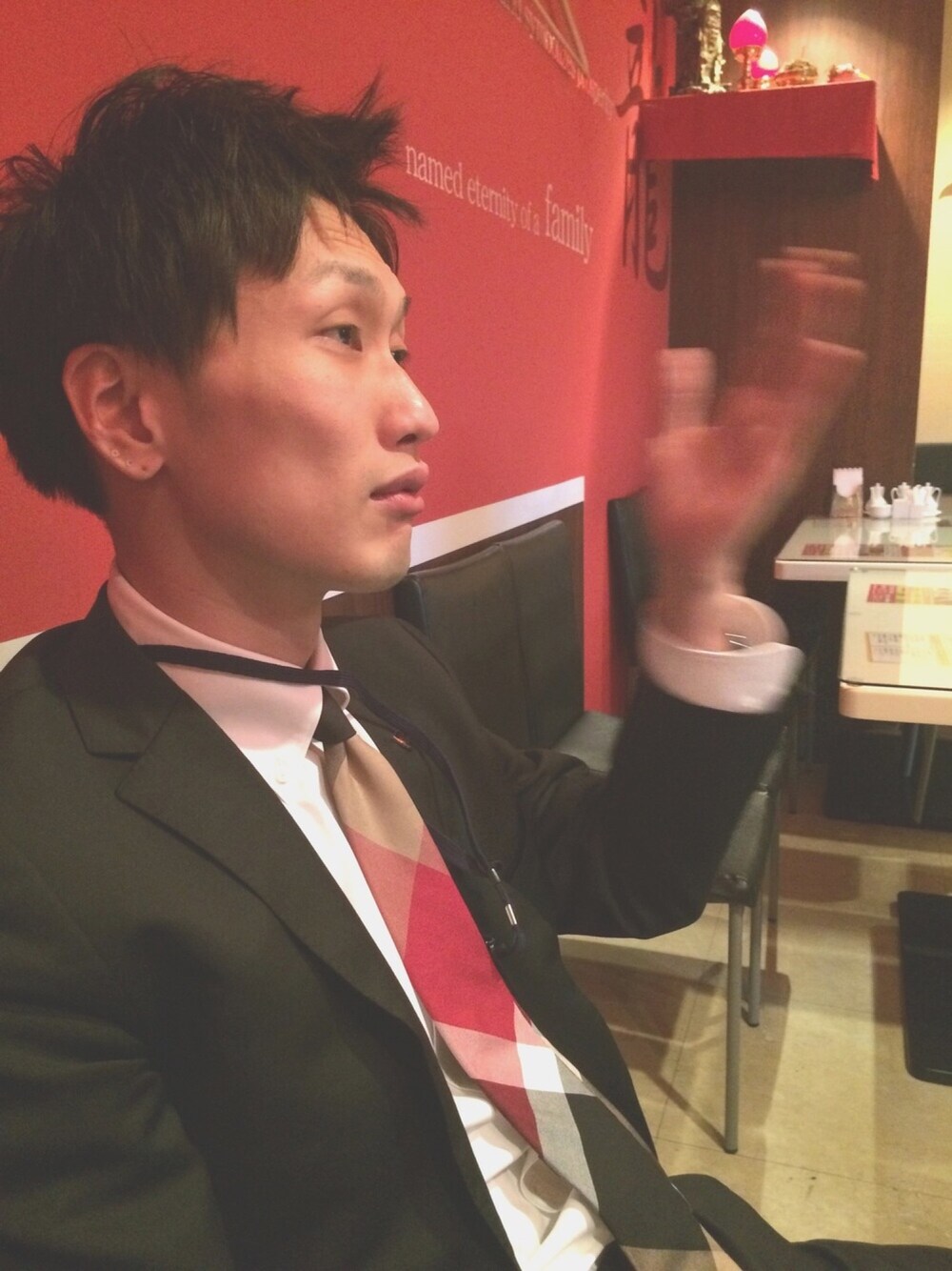 「BLACK LABEL CRESTBRIDGEのクレストブリッジチェック　ナロータイ（ネクタイ、レッド系）」を使った、まらやまさん（メンズ・180cm）の春コーディネートの1枚目の写真