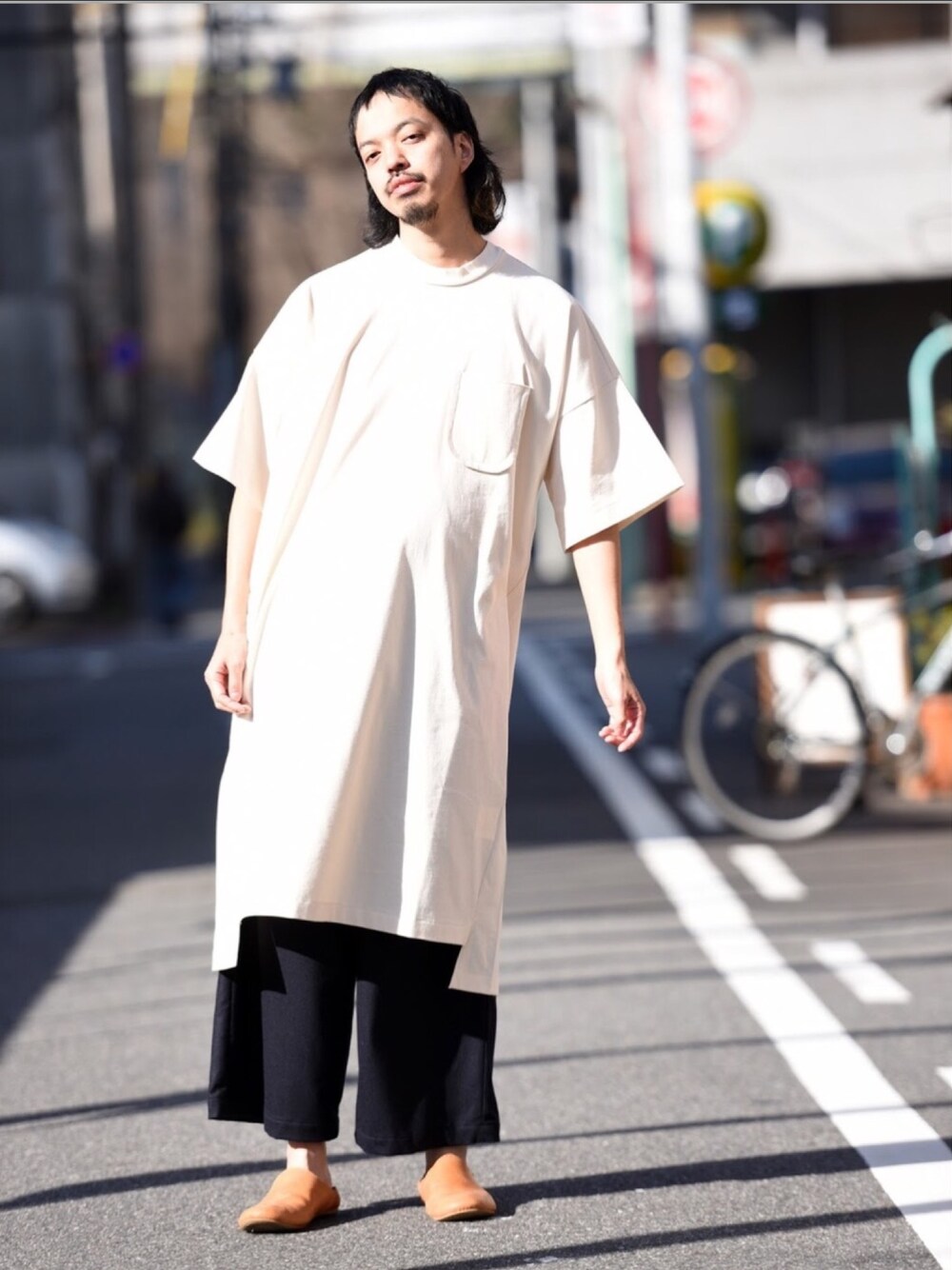 「ビックシルエット、ビックT、ワイドパンツ、ワイドシルエット、ゆるコーデ、カジュアル、夏、my beautiful landlet、オーバーサイズ、カジュアルコーデ」｜「my beautiful landletのアイテム（Tシャツ/カットソー、ホワイト系）」を使った、トヲルさん（メンズ・180cm）の夏コーディネートの1枚目の写真