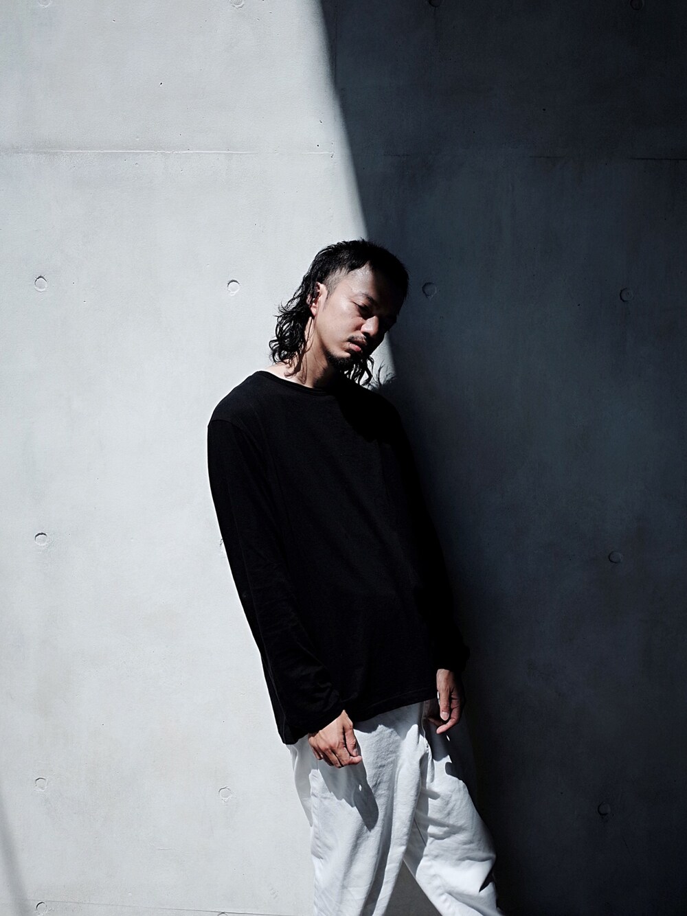 「シンプル、休日スタイル、yohjiyamamoto、白黒、jieda、ロンT、バックプリント、サルエルパンツ、スタッフコーデ、モノトーン」｜「Yohji Yamamotoのアイテム（Tシャツ/カットソー、ブラック系）」を使った、トヲルさん（メンズ・180cm）の夏コーディネートの1枚目の写真