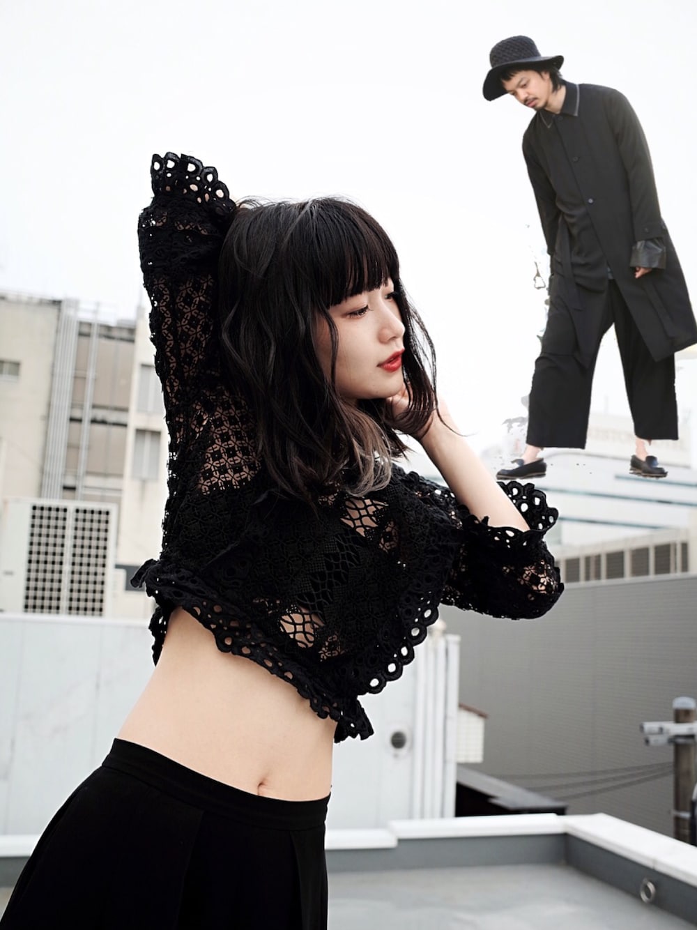 「ペアルック、ペアコーデ、カップル、カップルコーデ、ランジェリー、レース、ヘソだし、水着、カジュアル、ブラック」｜「Edwina Horlのアイテム（ハット、ブラック系）」を使った、トヲルさん（メンズ・180cm）の夏コーディネートの1枚目の写真