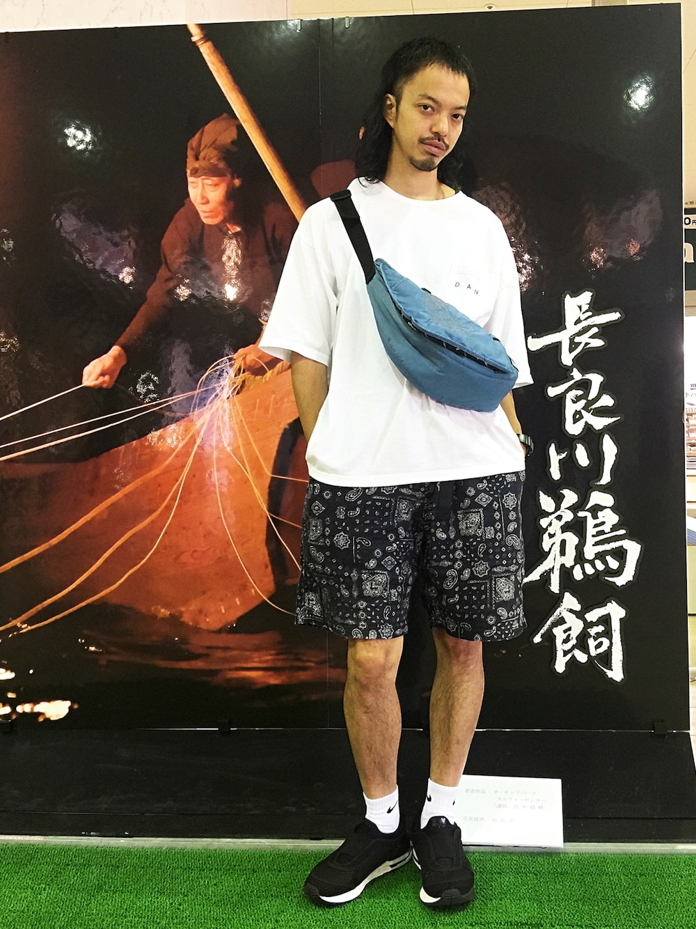 「ウエストポーチ、ポケットＴシャツ、ペイズリー柄、ショートパンツ、リラックススタイル、リゾートスタイル、ゆるコーデ、シンプル、シンプルコーデ、GRAMICCI」｜「d.a.nのアイテム（Tシャツ/カットソー、ホワイト系）」を使った、トヲルさん（メンズ・180cm）の秋コーディネートの1枚目の写真