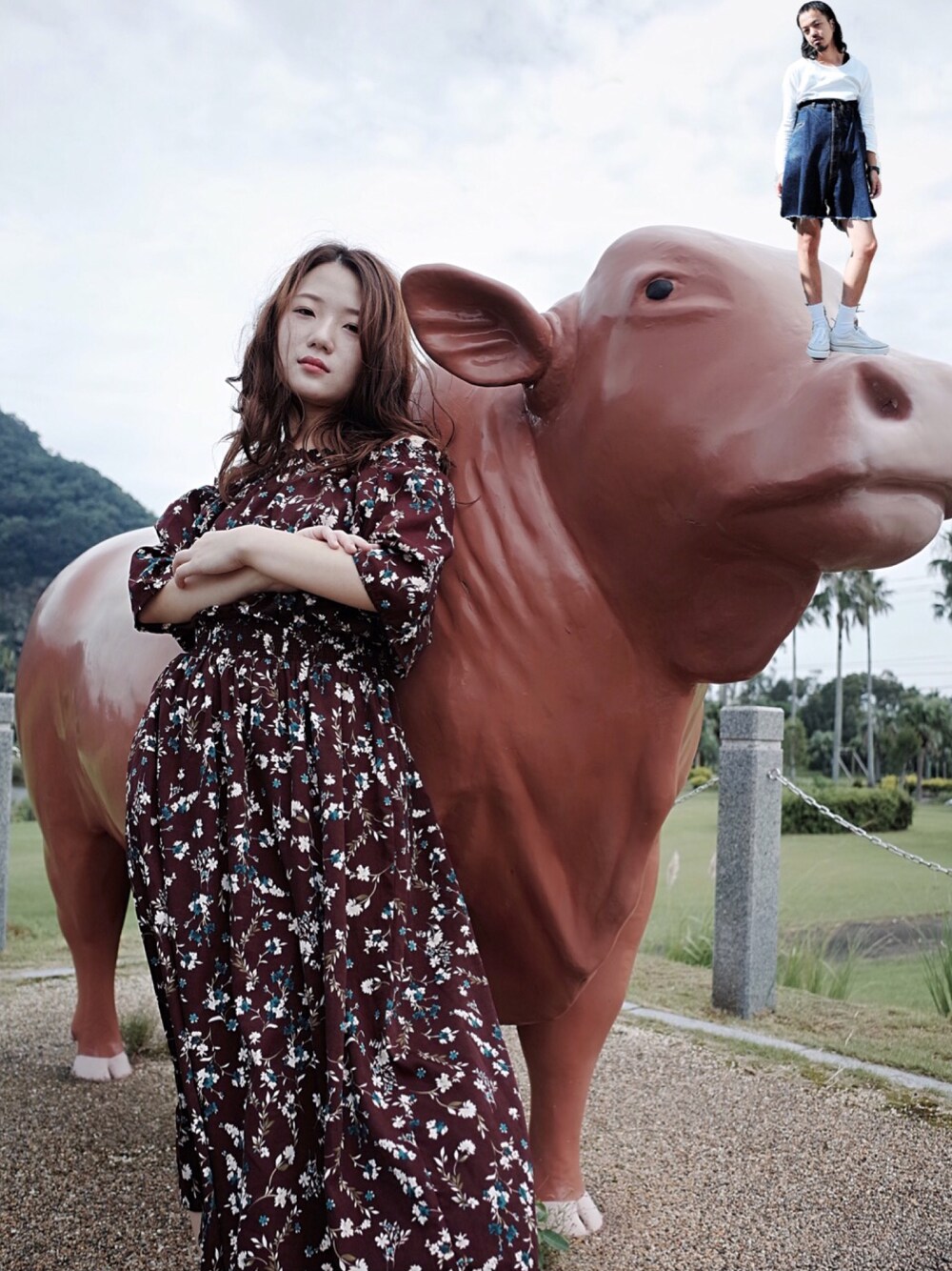 「トヲル雑コラ、雑コラ、コラージュ、ワンピース、花柄ワンピース、コク色シャドウ、牛革、ハイウエスト、ワイドパンツ、秋のコーデ」｜「diddlediddleのアイテム（Tシャツ/カットソー、ホワイト系）」を使った、トヲルさん（メンズ・180cm）の秋コーディネートの1枚目の写真