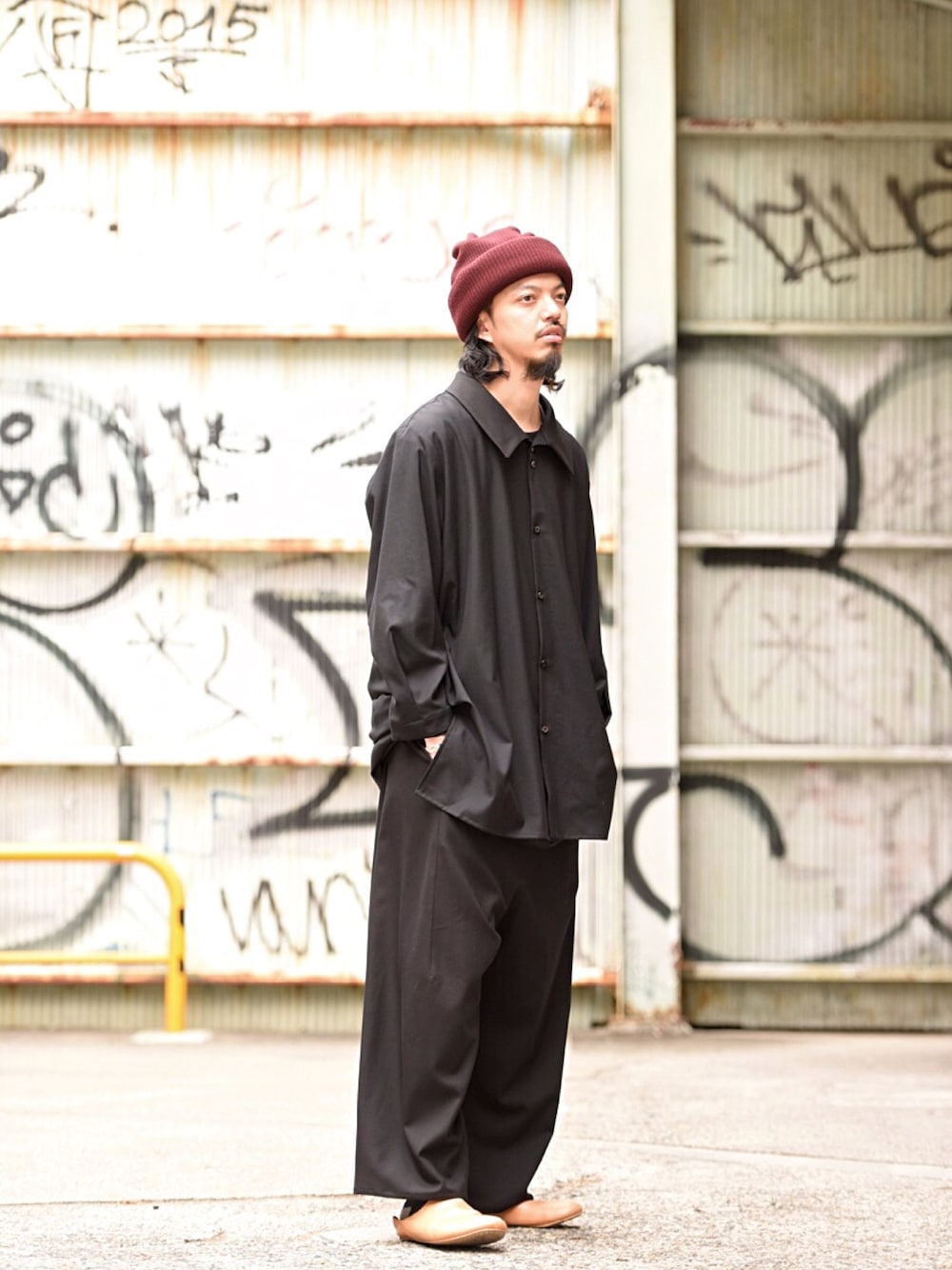 「コク色シャドウ、セットアップ、BISHOOL、edwina horl、秋服、秋コーデ、ブラックコーデ、ビッグシルエット、ニット帽、ゆるコーデ」｜「Edwina Horlの【Edwina Horl】　rib knit watch cap 2（ニットキャップ/ビーニー、レッド系）」を使った、トヲルさん（メンズ・180cm）の秋コーディネートの1枚目の写真
