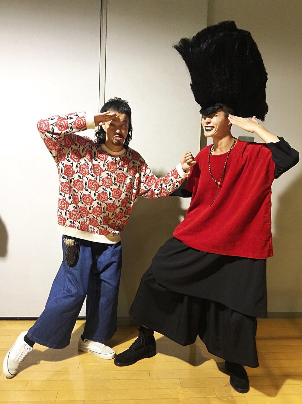 「コク色シャドウ、バラ柄、flagstuff、wism、デニムパンツ、ワイドデニム、ニット、柄ニット、VANS、古着MIX」｜「F-LAGSTUF-FのF-LAGSTUF-F Iron ROSE SWEATER（ニット/セーター、ホワイト系）」を使った、トヲルさん（メンズ・180cm）の秋コーディネートの1枚目の写真