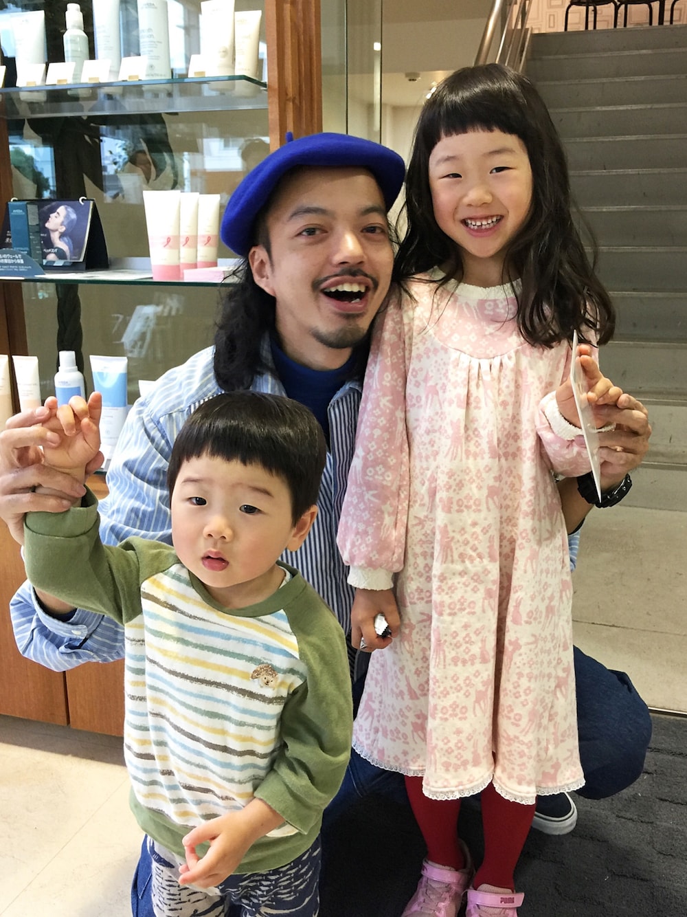「ベレー帽、タートルネック、ハイネック、モックネック、ストライプシャツ、親子コーデ、ホワイト×ブルー、画家さんコーデ、デニムパンツ、きれいめカジュアル」｜「BEAMSの◎BEAMS / フェルト ベレー帽（ハンチング/ベレー帽、ブルー系）」を使った、トヲルさん（メンズ・180cm）の秋コーディネートの1枚目の写真