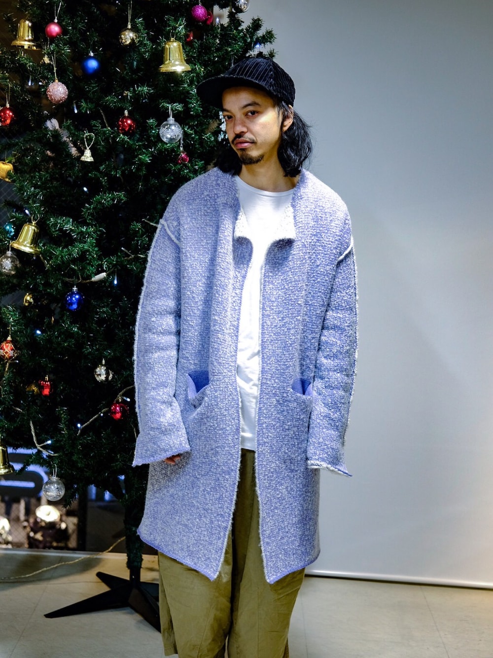 「mame、ガウンコート、ニットガウン、IS-NESS、my beautiful landlet、URBAN RESEARCH、大人カジュアル、休日スタイル、クリスマスコーデ、コート」｜「mameのアイテム（その他アウター、パープル系）」を使った、トヲルさん（メンズ・180cm）の冬コーディネートの1枚目の写真