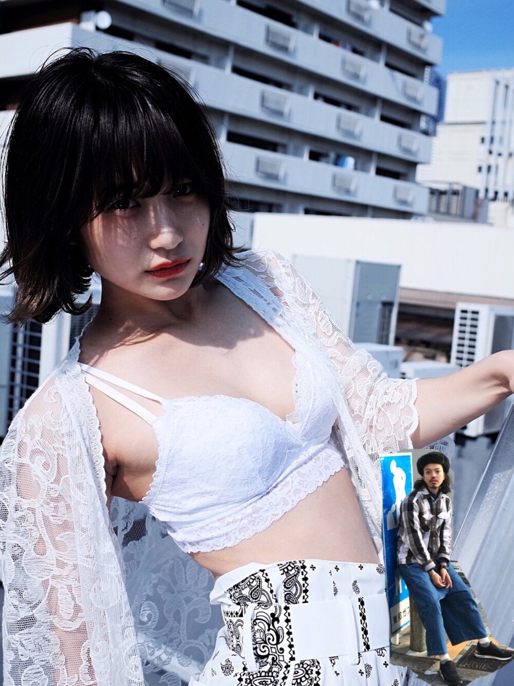 ブルー系のTシャツ/カットソー、その他のシャツ/ブラウス、ブラック系のスニーカーを着用したメンズの冬コーディネートの1枚目の写真