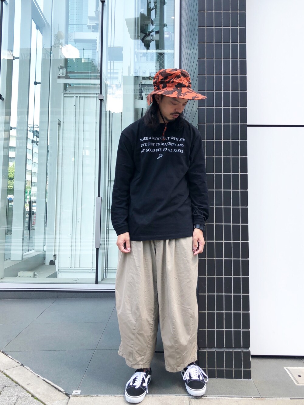 「秋服準備はじめました、メッセージTシャツ、迷彩ハット、シンプル、秋コーデ、おしゃれさんと繋がりたい、カジュアルコーデ、秋服、ストリート」｜「Columbiaのアイテム（ハット、オレンジ系）」を使った、トヲルさん（メンズ・180cm）の秋コーディネートの1枚目の写真