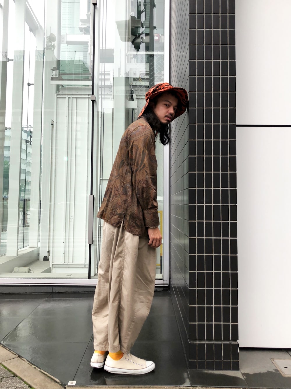 「安室奈美恵、アムラー、秋服準備はじめました、柄シャツ、ペイズリー、オトナカジュアル、休日スタイル、秋服、迷彩、ラフ」｜「Columbiaのアイテム（ハット、オレンジ系）」を使った、トヲルさん（メンズ・180cm）の秋コーディネートの1枚目の写真