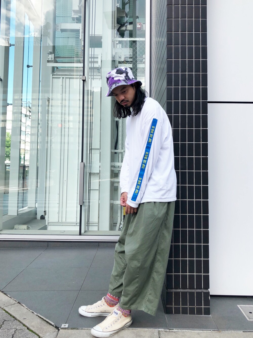 「YUKI UEDA、袖プリント、ロンT、秋服準備はじめました、迷彩、おしゃれさんと繋がりたい、スポーツミックス、スケータースタイル、ストリート」｜「古着のアイテム（ハット、パープル系）」を使った、トヲルさん（メンズ・180cm）の秋コーディネートの1枚目の写真