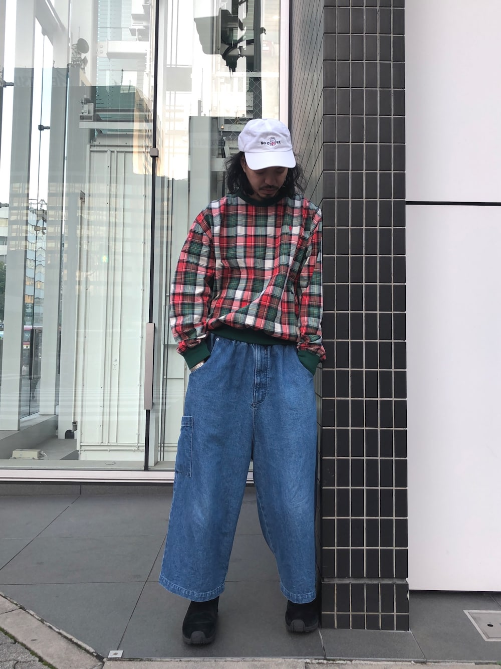 その他のTシャツ/カットソー、ブルー系のデニムパンツ、ブラック系のスリッポンを着用したメンズの秋コーディネートの1枚目の写真