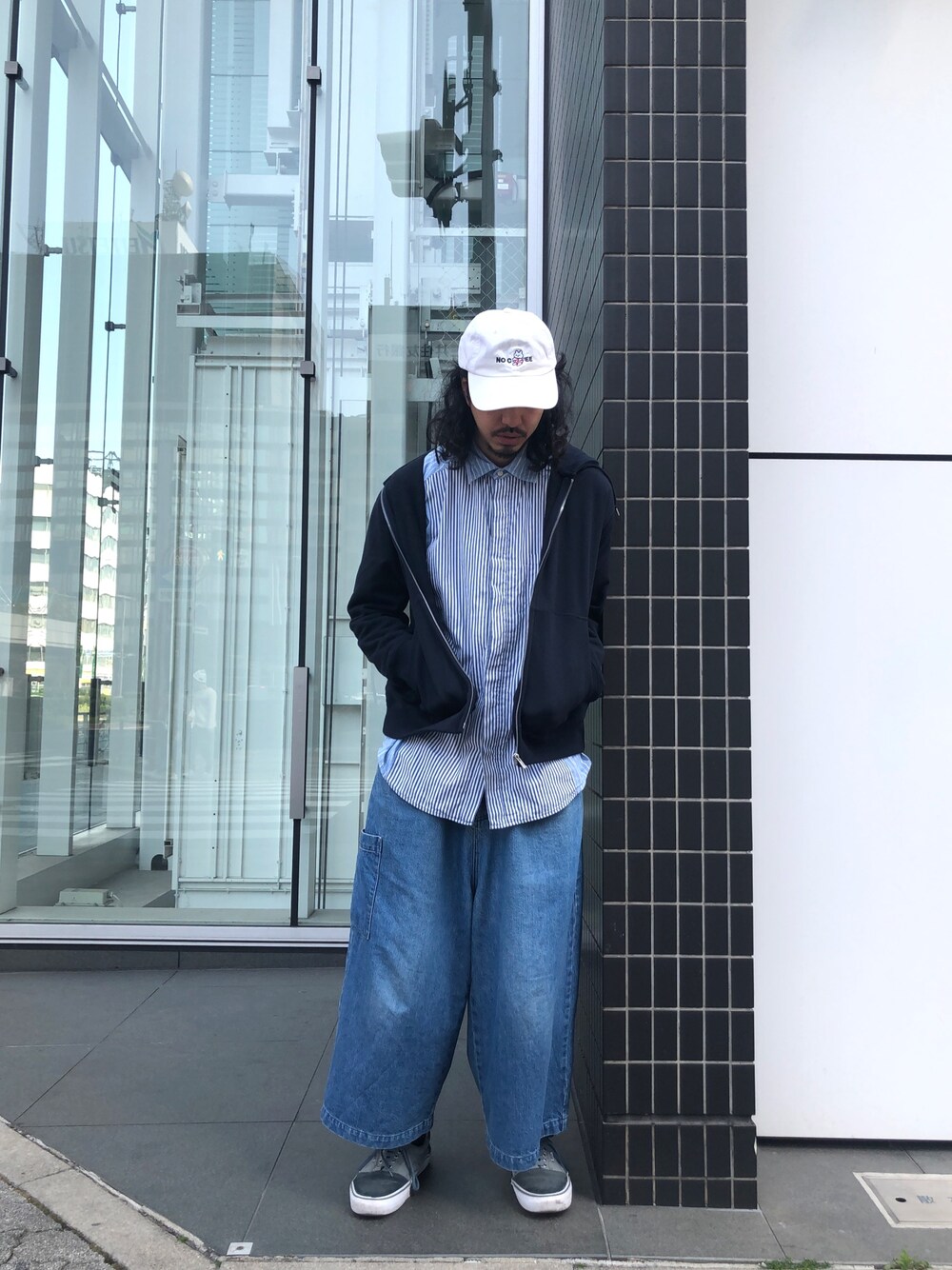 「ZOZOパーカー、ZOZO、平成最後のWEARISTAセンバツ、シンプルコーデ、おしゃれさんと繋がりたい、休日スタイル、my beautiful landlet、きっこうちゃん、ストリート」｜「JOURNAL STANDARDのアイテム（キャップ、ホワイト系）」を使った、トヲルさん（メンズ・180cm）の春コーディネートの1枚目の写真