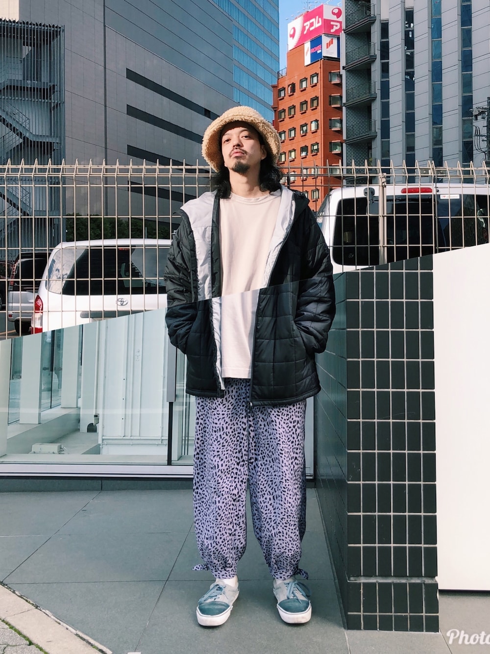 「冬アウター着回しチャレンジ、fubu、ストリート、ニッカポッカ、寅壱、wism、KIJIMA TAKAYUKI、ファーハット、スニーカー、古着MIX」｜「KIJIMA TAKAYUKIのKIJIMA TAKAYUKI ボアバケットハット（ハット、ベージュ系）」を使った、トヲルさん（メンズ・180cm）の冬コーディネートの1枚目の写真
