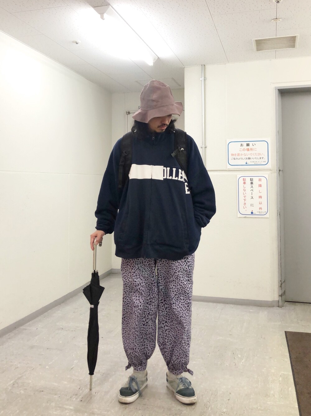 「大人コーデ、ジャージ、リメイク、古着MIX、オーバーサイズ、ゆるコーデ、スニーカー、プチプラコーデ、00◯◯、寅壱」｜「BEAUTY&YOUTH UNITED ARROWSのアイテム（ハット、パープル系）」を使った、トヲルさん（メンズ・180cm）の冬コーディネートの1枚目の写真
