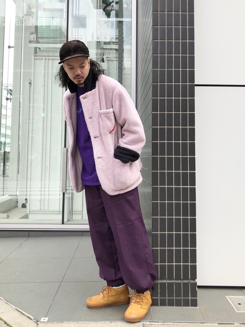 「ファーコート、VANS、ゆるコーデ、ストリートMIX、古着MIX、スポーツミックス、phingerin、寅壱、ストリートコーデ、お洒落さんとつながりたい」｜「URBAN RESEARCHのBlue Books Co.×TEPPEI×URiD　「the C」 BBC TWISTY（キャップ、ブラック系）」を使った、トヲルさん（メンズ・180cm）の冬コーディネートの1枚目の写真