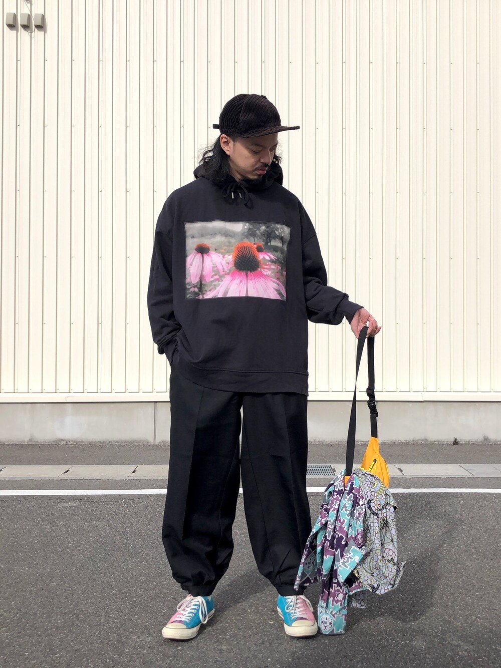 「黒コーデ、H&M、カジュアルコーデ、オールブラック、バイカラー、寅壱、フォトプリント、ビッグシルエット、ビッグパーカー、オーバーサイズ」｜「URBAN RESEARCHのBlue Books Co.×TEPPEI×URiD　「the C」 BBC TWISTY（キャップ、ブラック系）」を使った、トヲルさん（メンズ・180cm）の冬コーディネートの1枚目の写真
