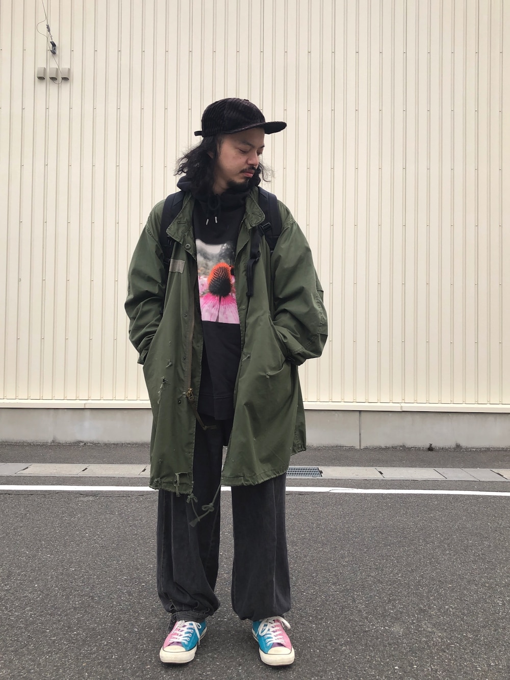 「黒パーカー、オーバーサイズ、モッズコート、今日のコーデ、春コーデ、休日スタイル、黒、スニーカー、大人カジュアル、H&M」｜「URBAN RESEARCHのBlue Books Co.×TEPPEI×URiD　「the C」 BBC TWISTY（キャップ、ブラック系）」を使った、トヲルさん（メンズ・180cm）の冬コーディネートの1枚目の写真