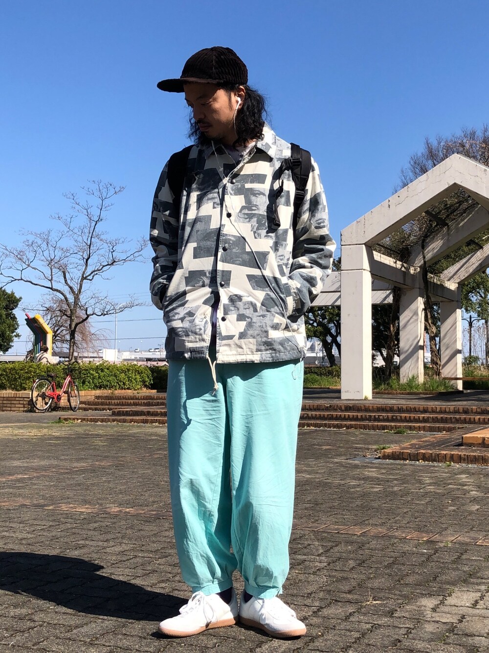「パステル映える春、春コーデ、古着MIX、ビッグシルエット、ペールトーン、ストリートMIX、ジャーマントレーナー、ミリタリー、シンプルコーデ、jimmy'z」｜「URBAN RESEARCHのBlue Books Co.×TEPPEI×URiD　「the C」 BBC TWISTY（キャップ、ブラック系）」を使った、トヲルさん（メンズ・180cm）の春コーディネートの1枚目の写真