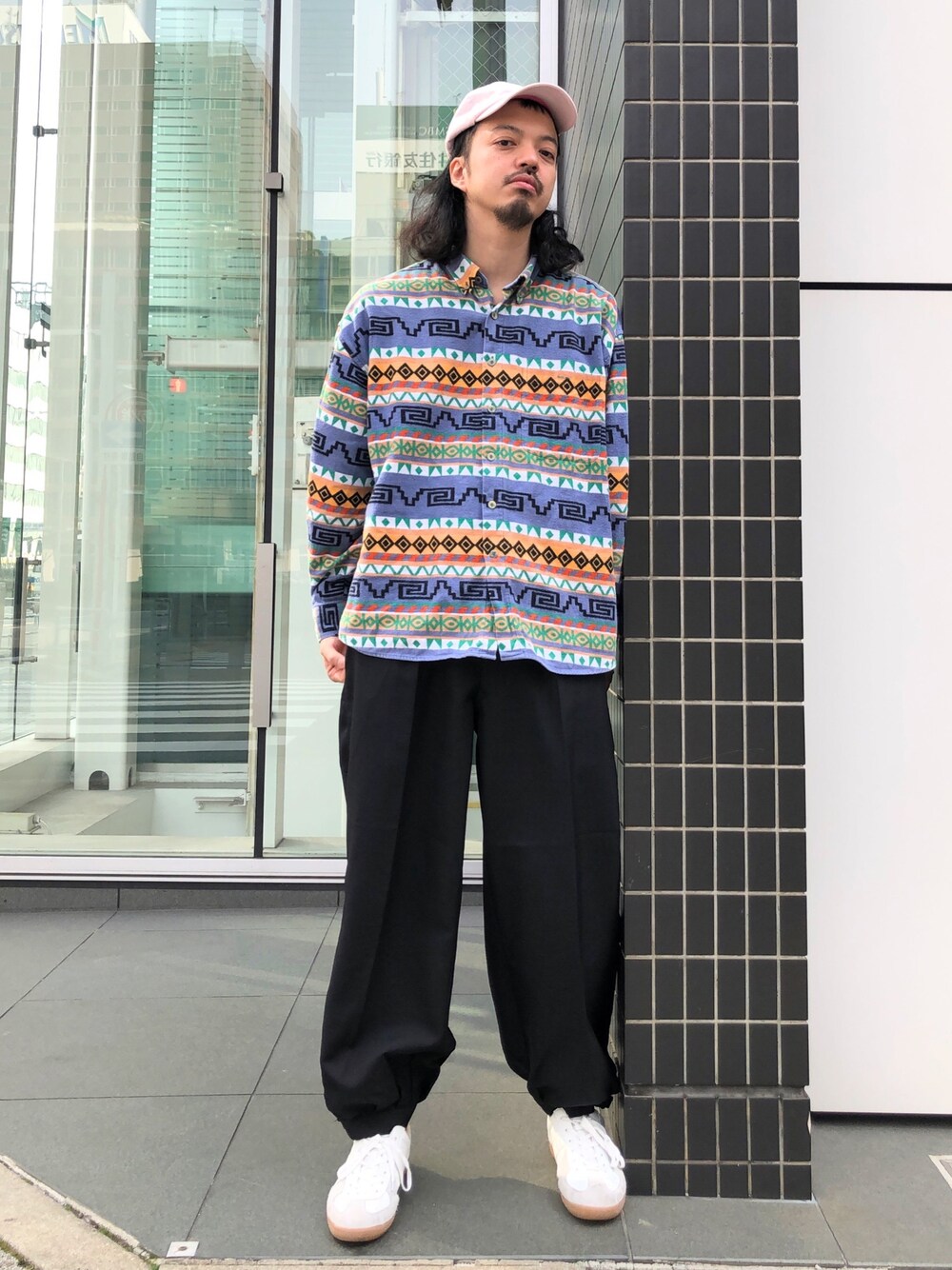 「柄シャツ、ピンクキャップ、寅壱、ニッカポッカ、ジャーマントレーナー、古着MIX、春コーデ、大人コーデ、スニーカー、ミリタリー」｜「WISMのBRUTA VENUS CAP（キャップ、ピンク系）」を使った、トヲルさん（メンズ・180cm）の春コーディネートの1枚目の写真