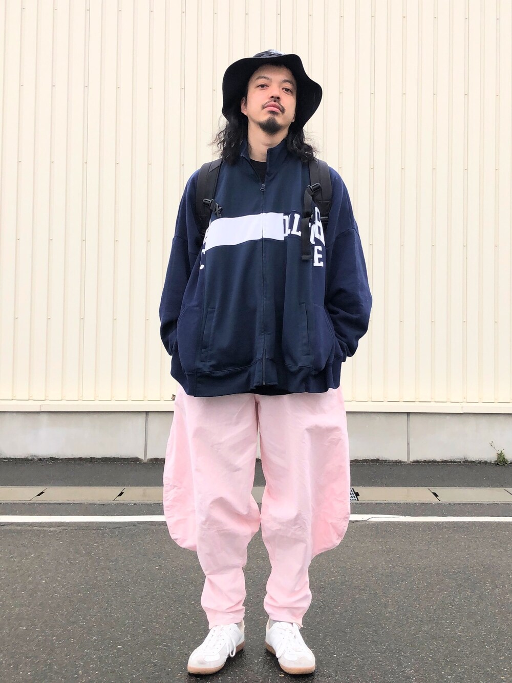 「ジャーマントレーナー、ピンクパンツ、寅壱、ニッカポッカ、ジャージ、スポーツミックス、ストリートMIX、古着MIX、ゆるコーデ、大人カジュアル」｜「THE NORTH FACEの【THE NORTH FACE】ホライズンハット（ハット、ブラック系）」を使った、トヲルさん（メンズ・180cm）の春コーディネートの1枚目の写真