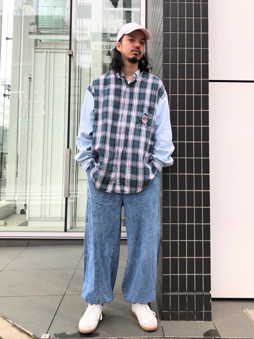 「ミッキー、ミッキーシャツ、ディズニーコーデ、チェックシャツ、ピンク帽子、ワイドパンツ、休日スタイル、大人コーデ、ストリートMIX、古着MIX」｜「WISMのBRUTA VENUS CAP（キャップ、ピンク系）」を使った、トヲルさん（メンズ・180cm）の春コーディネートの1枚目の写真