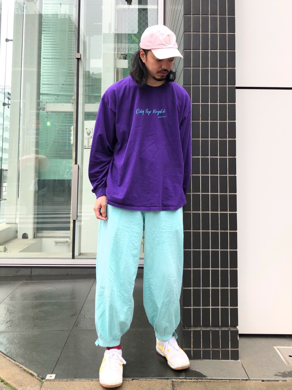 「大人カジュアル、イージーパンツ、ロンT、アニメ、春コーデ、ニッカポッカ、asics、シェフパンツ、ゆるコーデ」｜「WISMのBRUTA VENUS CAP（キャップ、ピンク系）」を使った、トヲルさん（メンズ・180cm）の春コーディネートの1枚目の写真